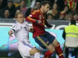 El defensa de la selección española Jordi Alba (d) disputa el balón con el centrocampista de la selección finlandesa Kari Arkivuo.