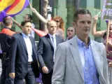 Iñaki Urdangarin sale de la Ciudad de la Justicia de Barcelona entre gritos de "chorizo" y pitidos y trompetazos de un grupo de funcionarios judiciales.