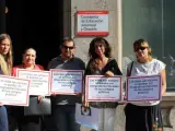 María Teresa (segunda por la izquierda) entrega enla Consejería de Educación las firmas contra los recortes en la atención a niños con discapacidad.
