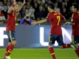 Jordi Alba celebra con David Villa y Pedro Rodríguez su gol ante Finlandia.