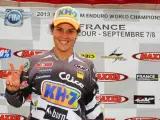 Laia Sanz sonríe después de proclamarse por segundo año consecutivo campeona mundial de enduro.