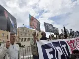 Manifestantes sostienen fotografías de conocidos artistas y escritores durante una manifestación en contra del cierre de la televisió pública griega ante el Parlamento griego.
