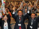 Un grupo de japoneses celebra que los Juegos de 2020 se celebrarán en Tokio tras conocerse la votación del COI en Buenos Aires (Argentina).