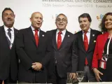 El presidente de la ONCE, Miguel Carballeda; el ministro de Cultura, José Ignacio Wert; el presidente del COE, Alejandro Blanco; el presidente de la Comunidad de Madrid, Ignacio González; y la alcaldesa de Madrid, Ana Botella (i-d), tras una rueda de prensa que ofrecieron en Buenos Aires.