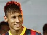 El jugador del Barcelona Neymar sonríe durante un evento.