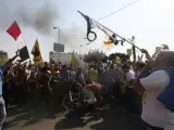 Partidarios de Morsi queman una bandera israelí en el Cairo.
