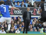 José Mourinho observa el devenir del Everton-Chelsea.