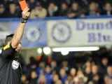 Mark Clattenburg muestra una tarjeta roja a Fernando Torres en un partido del Chelsea.