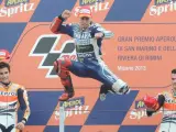 Jorge Lorenzo celebra con un salto su victoria en el GP de San Marino.