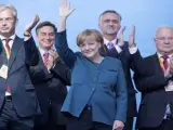 La canciller alemana, Angela Merkel, durante un acto de la campaña electoral con compañeros de su partido, la Unión Cristianodemócrata (CDU).