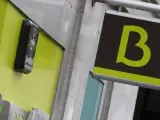 Un hombre realiza una operación en un cajero de Bankia.