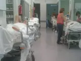Imagen tomada el s&aacute;bado de pacientes esperando en los pasillos de Urgencias.