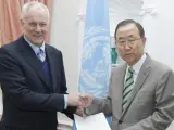 El profesor sueco Ake Sellström (i), responsable de la misión de la ONU encargada de investigar el uso de armas químicas en Siria, entrega el informe al secretario general de la ONU, Ban Ki-moon (d).