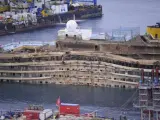 El crucero Costa Concordia permanece enderezado a la espera de continuar con las operaciones de rotación del buque en la isla de Giglio.