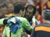 El guardameta del Real Madrid, Iker Casillas (izda), recibe el abrazo de su compañero Diego López (c), tras retirarse lesionado.