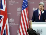 William Hague (izda) y el secretario de estado estadounidense, John Kerry (dcha), ofrecen una rueda de prensa tras su reunión en Londres (Reino Unido). EE UU le da una semana a Al Asad para entregar las armas químicas y evitar el ataque.