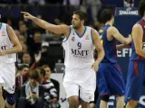 Felipe Reyes celebra una canasta ante Navarro y Rudy Fernández en el Barça - Madrid.