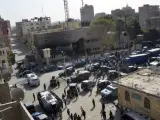Numerosos vehículos y personas se concentran junto a la comisaría de policía de la localidad de Kerdasa (Egipto), durante una operación llevada a cabo por las fuerzas de seguridad en agosto de 2013.