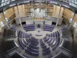 Una fotografía tomada desde el techo muestra el el Parlamento federal alemán (Bundestag) vacío en Berlín.