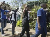 Un grupo de rehenes liberados por los agentes de la Policía de Kenia después de que un grupo armado asaltase un centro comercial en Nairobi, la capital.