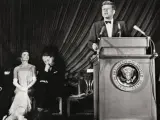 Jacqueline Kennedy escuchando a JFK durante un discurso en una imagen del fotoperiodista Enrique Meneses (1929-2013), que documentó los sucesos y los personajes más significativos de la segunda mitad del siglo XX