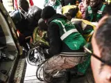 Fuerzas de seguridad de Kenia evacúan a un agente herido en la operación de rescate de rehenes del centro comercial Westgate de Nairobi.