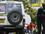 Oficiales y peatones corren en busca de refugio en los alrededores del Centro Comercial Westgate en Nairobi (Kenia).