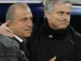 El entrenador del Real Madrid, el portugués José Mourinho (d), y el técnico del Galatasaray Fatih Terim (i).