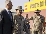 El ministro de Defensa, Pedro Morenés (i), a su llegada al aeropuerto de Herat (Afganistán) para ceder a las autoridades afganas la base de Qala i Naw.