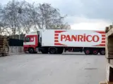Un camión en la planta de Panrico en Santa Perpètua de Mogoda (Barcelona).