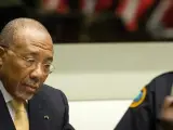 El ex presidente liberiano, Charles Taylor (izquierda), asiste al juzgado del Tribunal Especial de la ONU para Sierra Leona en La Hayaque lo ha condenado pro crímenes de guerra.