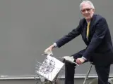 El británico Brian Cookson, nuevo presidente de la Unión Ciclista Internacional, posa durante la campaña electoral.
