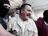 Momento en que el 'número dos' del partido neonazi Amanecer Dorado, Christos Pappas, era escoltado a la sede de la Policía griega tras entregarse.