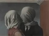 'Los amantes', una de las obras incluidas en la exposición 'Magritte: The Mystery of the Ordinary, 1926-1938' ('Magritte: el misterio de lo ordinario, 1926-1938'). El artista revisa en la pintura el cliché del beso cinematográfico, cubriendo con una tela blanca las cabezas de los enamorados y eliminando el placer voyeurista de contemplarlos