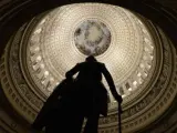 La silueta de la estatua del primer presidente de Estados Unidos, George Washington, en el Capitolio en Washington (Estados Unidos).