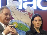 Uno de los dos creadores de Ásterix, Albert Uderzo (i), acompañado por Anne Goscinny (d), hija del otro creador, René Goscinny, durante la presentación del nuevo álbum "Astérix y los pictos".