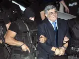 La Policía antiterrorista escolta a Nikos Michaloliakos, líder del partido neonazi griego Amanecer Dorado, a su llegada al tribunal de Atenas.