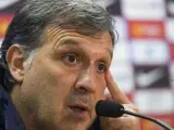 El técnico argentino del FC Barcelona, Gerardo "Tata" Martino, durante la rueda de prensa que ofreció en la Ciudad Deportiva.