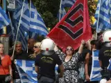 Seguidores del grupo neonazi griego Amanecer Dorado se manifiestan ante el tribunal en Atenas.
