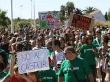 Momento de la marcha que la Plataforma en defensa de las Tierras del Sénia ha convocado en Les Cases D'Alcanar (Tarragona) para mostrar el rechazo de los municipios de las Tierras del Ebro y del norte de Castellón al proyecto Castor.