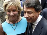 González abraza a Aguirre antes de tomar posesión de su cargo como presidente de la Comunidad.