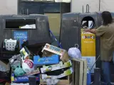 Contenedores de basura rodeados de desperdicios en la plaza de V&aacute;zquez de Mella, en pleno centro tur&iacute;stico de Madrid.