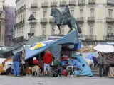 La acampada se confeccionó a base de tiendas de campaña y construyendo estructuras con lonas y palés de madera.