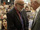 El físico británico Peter Higgs (d) conversa con su colega belga Francois Englert (i), durante el seminario del Centro Europeo de Física de Partículas (CERN) en el que se presentaron los resultados del experimento para encontrar el bosón de Higgs.