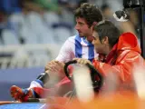 El jugador de la Real Sociedad Esteban Granero es retirado en camilla.