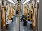 Un vag&oacute;n del metro de Madrid, con pocos viajeros en su interior.
