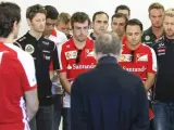 Los pilotos de Fórmula 1 guardan un minuto de silencio en memoria de María de Villota, antes del GP de Japón.