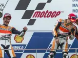 Marc Márquez, Dani Pedrosa y Jorge Lorenzo, en el podio del GP de Malasia de MotoGP. En una semana marcada por la leve sanción a Marc Márquez por su acción en el Gran Premio de Aragón y las duras declaraciones de Jorge Lorenzo apoyadas por Dani Pedrosa, el de Cervera respondió en la pista de Sepang con un segundo puesto.