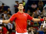 El tenista serbio Novak Djokovic celebra un punto en el Masters de Shanghái.