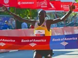 Dennis Kimetto, atleta keniano, cruza la línea de meta de la maratón de Chicago.